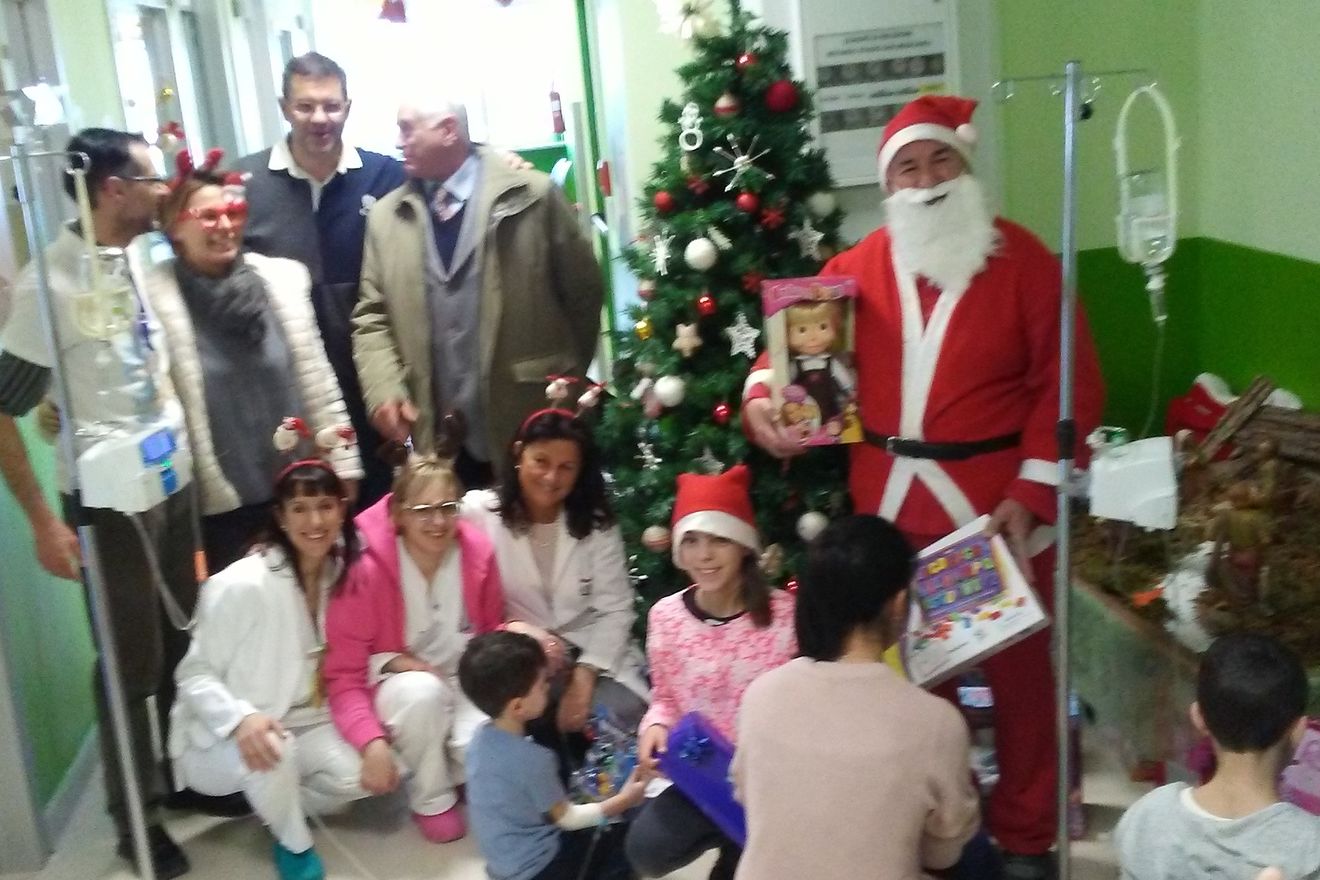 Visita Babbo Natale.Babbo Natale In Visita Ai Bambini Dell Ospedale Santa Croce Www Ideawebtv It Quotidiano On Line Della Provincia Di Cuneo